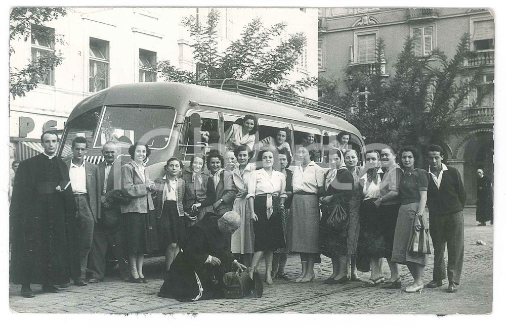 1950 ca CORTEMAGGIORE Gita in pullmann con frate - Foto MAINARDI 14x9 cm Fotografia originale d'epoca, in formato cartolina postale. POOR/danneggiato piegature diffuse; vasto residuo cartaceo al verso Formato: 14x9 cm originale e autentica 1