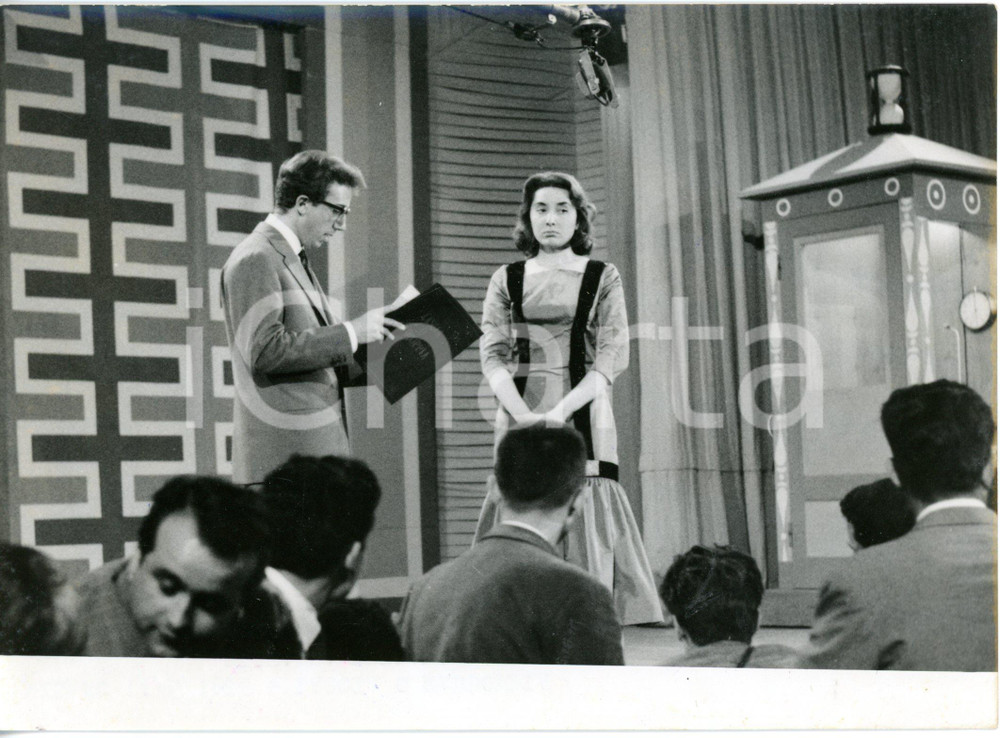 1956 "LASCIA O RADDOPPIA?" - Mike BONGIORNO e la concorrente Giovanna FERRARA 