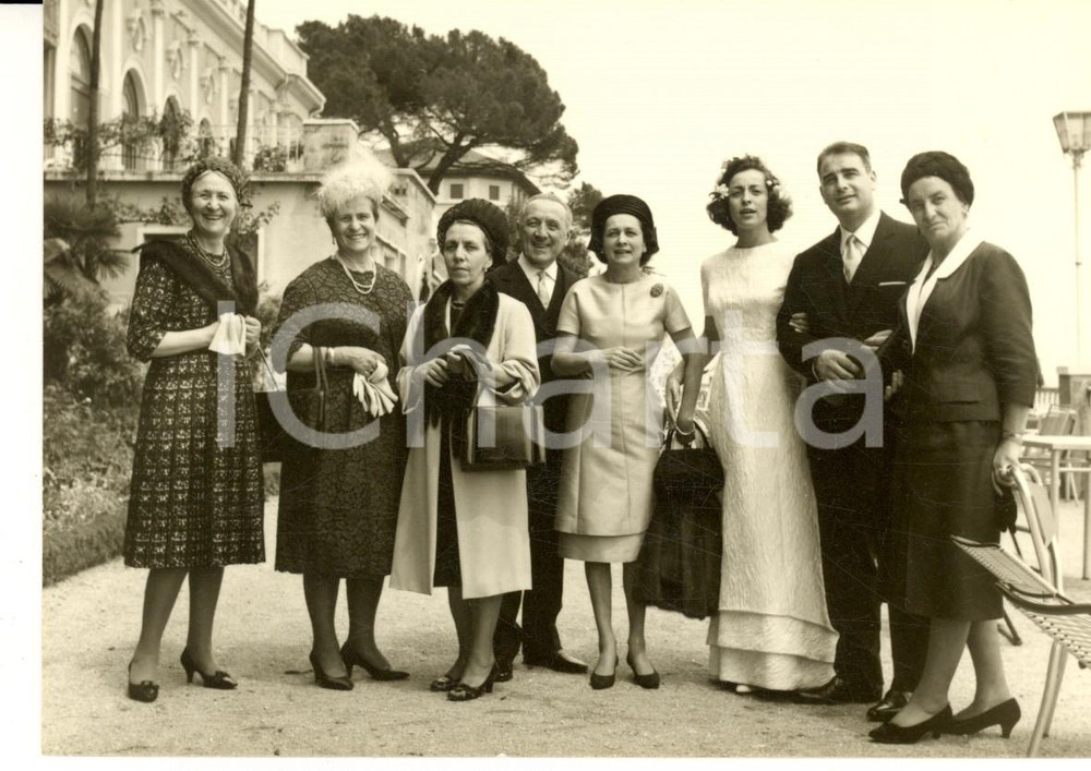 Fotografia d epoca originale 1950 ca SALO  BS Coppia di sposi con la famiglia Foto Tita FRANZOSI 15x10 cm 1