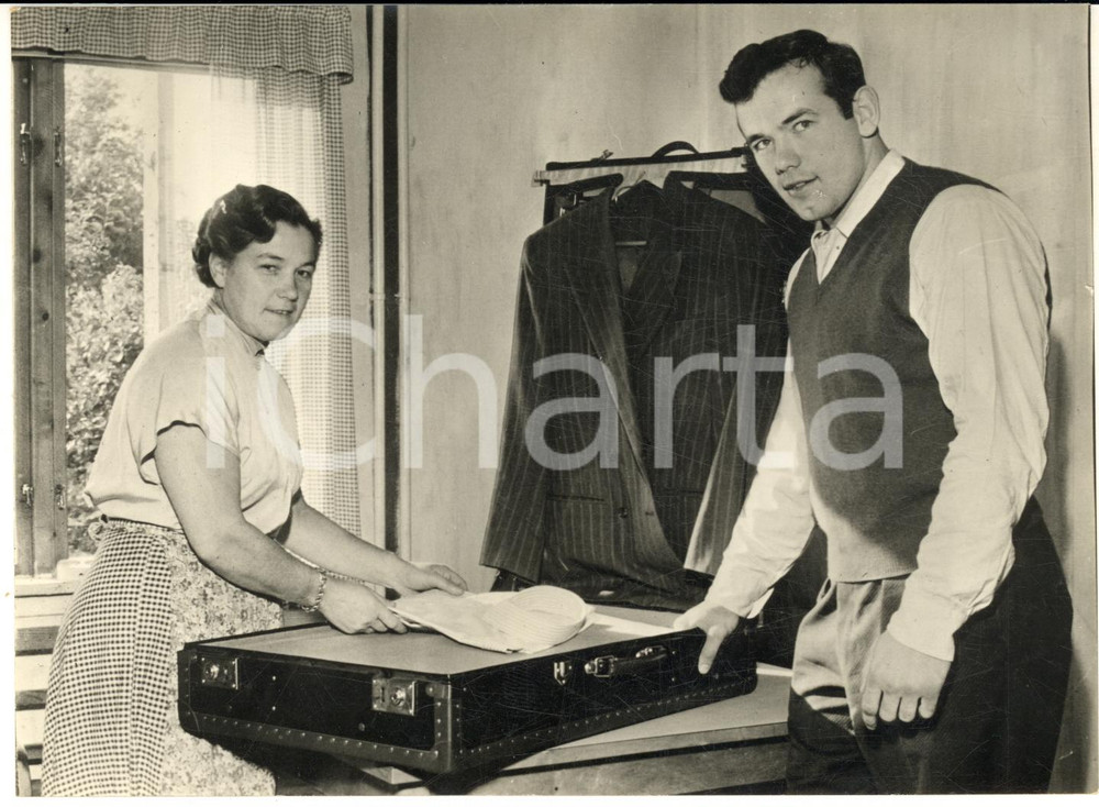 1956 GOTEBORG Pugile Ingemar JOHANSSON prepara le valigie per match con CAVICCHI Fotografia d'epoca con didascalia coeva al verso.  CONDIZIONI: G (ma lieve sovraimpressione circolare) FORMATO: 18x13 cm      originale e autentica 1