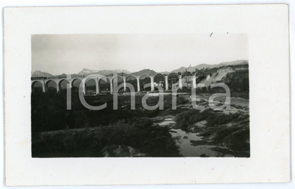 1930 ca FERROVIE Costruzione viadotto fiume STURA - Linea TORINO-VENTIMIGLIA  Fotografia d'epoca, in formato cartolina postale.Timbro-didascalia al verso.CONDIZIONI: GFORMATO: 14x9 cm    originale e autentica 1