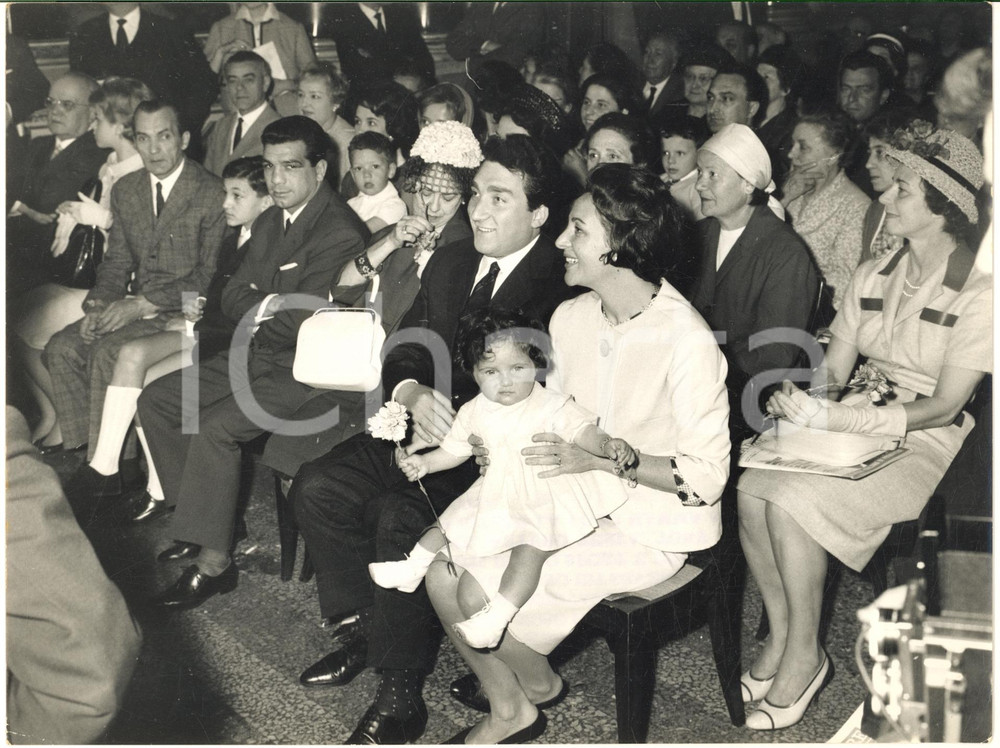 1961 MILANO Circolo della Stampa - Festa della Mamma - Pubblico in sala *Foto  Fotografia d'epoca con didascalia coeva al verso.   CONDIZIONI: G  FORMATO: 24x18 cm    originale e autentica 1