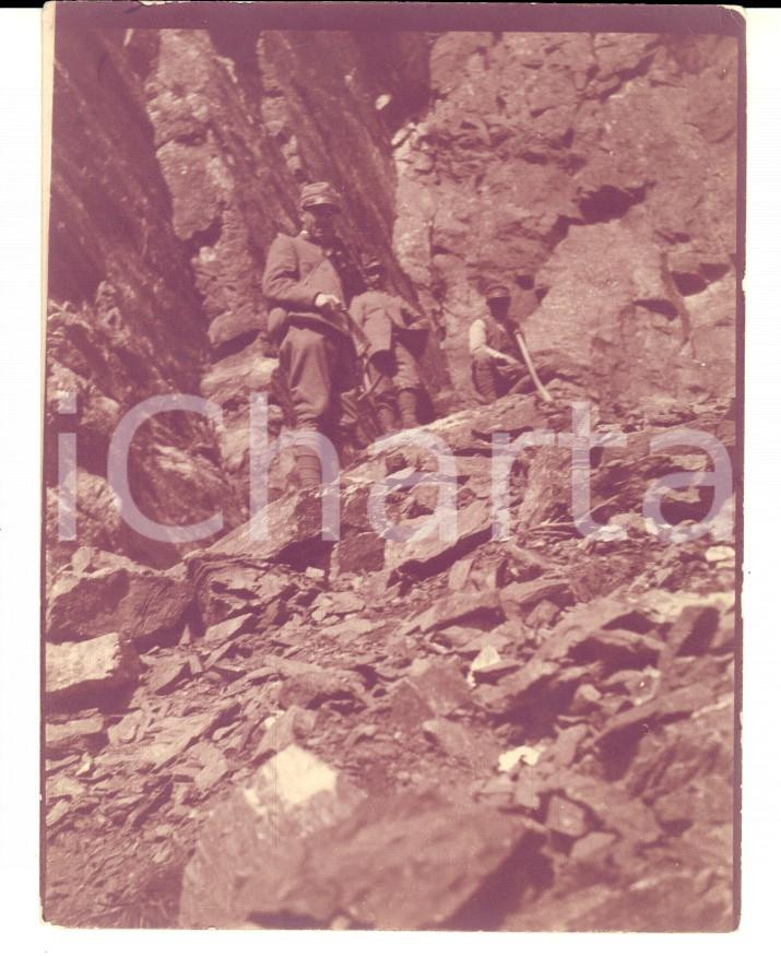 Fotografia d epoca originale 1916 Forte CORNO D AOLA REGIO ESERCITO Dino BARBERIS con due soldati Foto 8x11 1