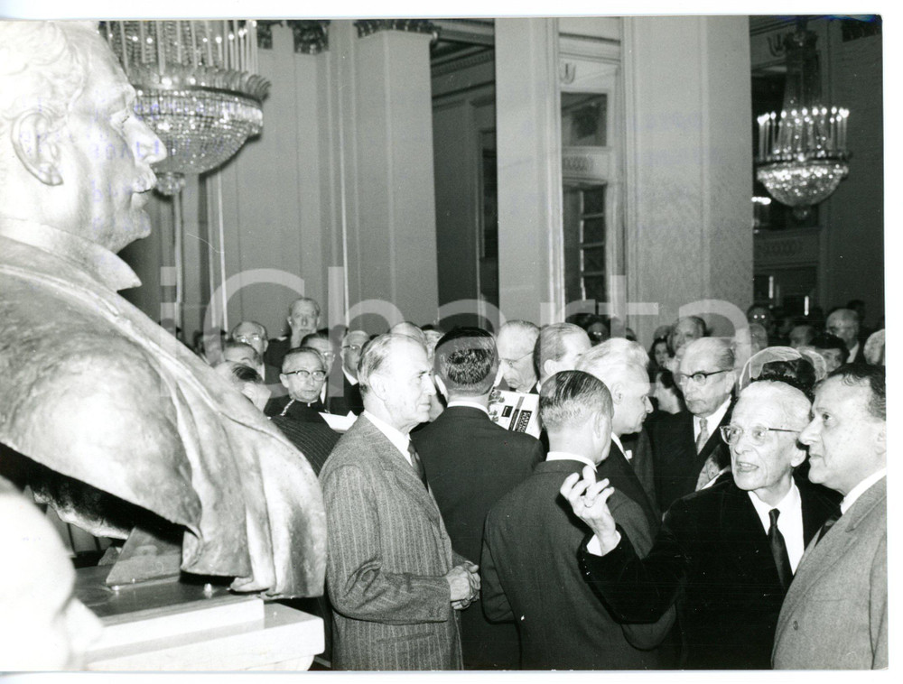 1958 MILANO Teatro alla Scala - Folla intorno al busto di Giacomo PUCCINI *Foto Fotografia d'epoca, con didascalia coeva al verso. CONDIZIONI: FAIR (traccia di inchiostro e lieve ondulatura al margine sinistro)FORMATO: 18x13 cm     originale e autentica 1