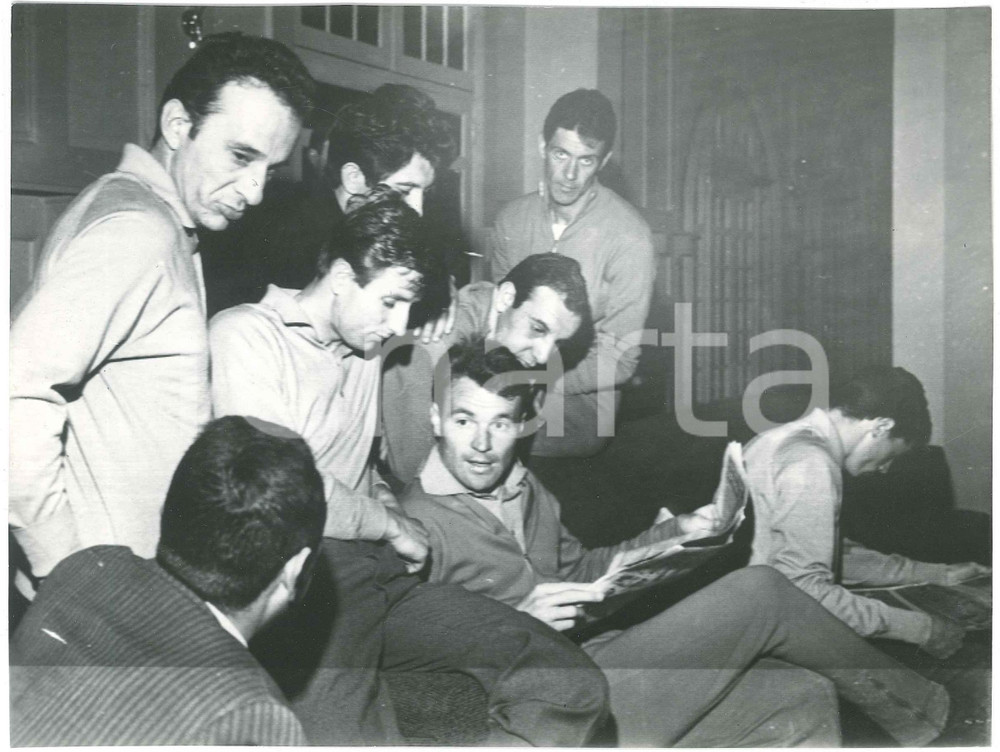 1962 CALCIO NAZIONALE ITALIA - Milanisti FERRINI ALTAFINI MASCHIO MALDINI Foto Fotografia originale d'epoca, con didascalia manoscritta al verso. FAIR/discreto difetto di stampa al lato inferiore Formato: 20x15 cm originale e autentica 1