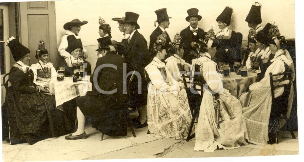 Fotografia d epoca originale 1930 MERANO BZ Costumi GARDENESI al raduno Foto ROBILOTTA 13x8 1