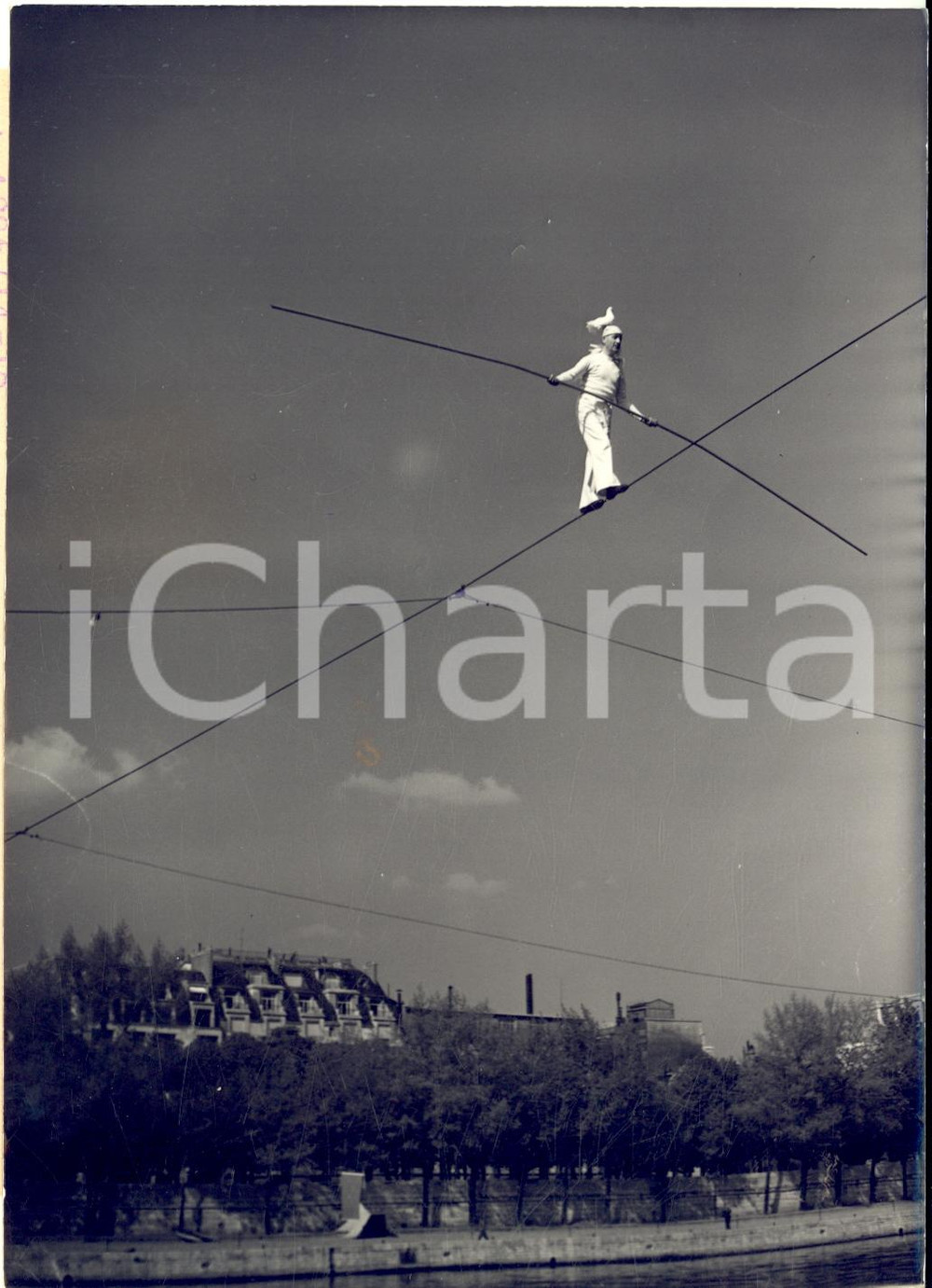 1953 PARIS SALON DES SPORTS Funambule traverse la Seine sur fil de fer *Photo
