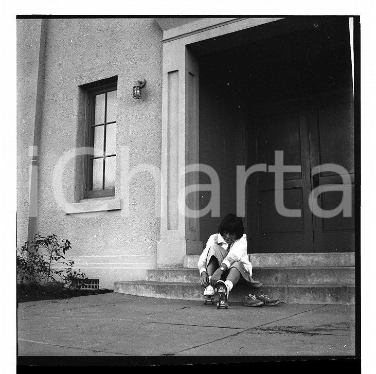 Fotografia d epoca originale 1957 GEORGIA ? USA Bambina indossa pattini NEGATIVO ORIGINALE 1