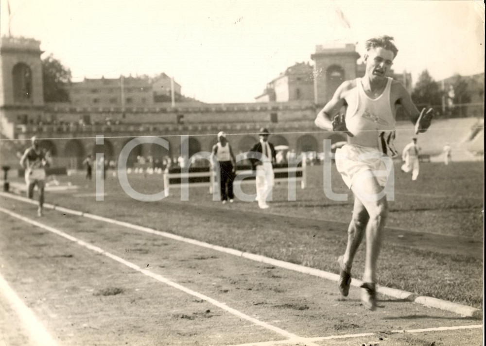Fotografia d'epoca originale 1935 ca MILANO Mario LANZI vince 800 metri piani ARENA 1