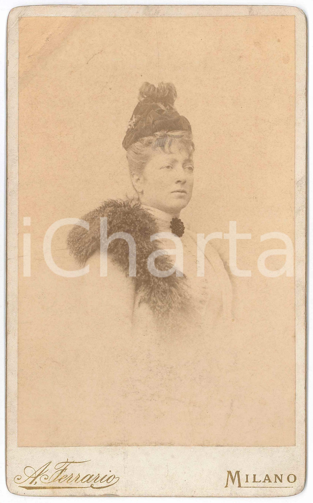 1910 ca MILANO Ritratto di donna con stola in pelliccia - Foto A. FERRARIO 13x22 Fotografia d'epoca, su cartoncino rigido. FOTOGRAFO: Achille Ferrario - Milano, corso Venezia 77 POOR/danneggiato ondulatura all'angolo superiore destro del cartoncino Formato: 13x22 cm originale e autentica 1