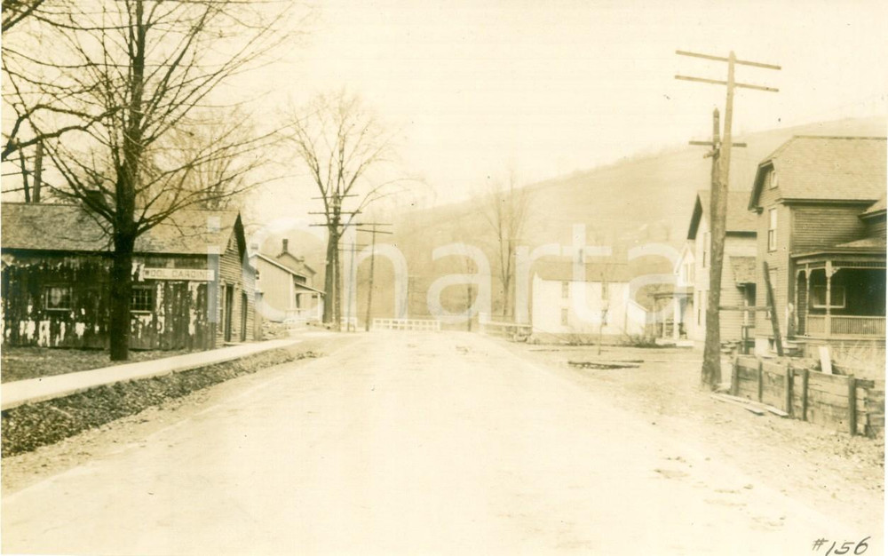Fotografia d epoca originale 1912 WELLSBORO, PENNSYLVANIA USA Strada riasfaltata con edificio WOOL CARDING 1