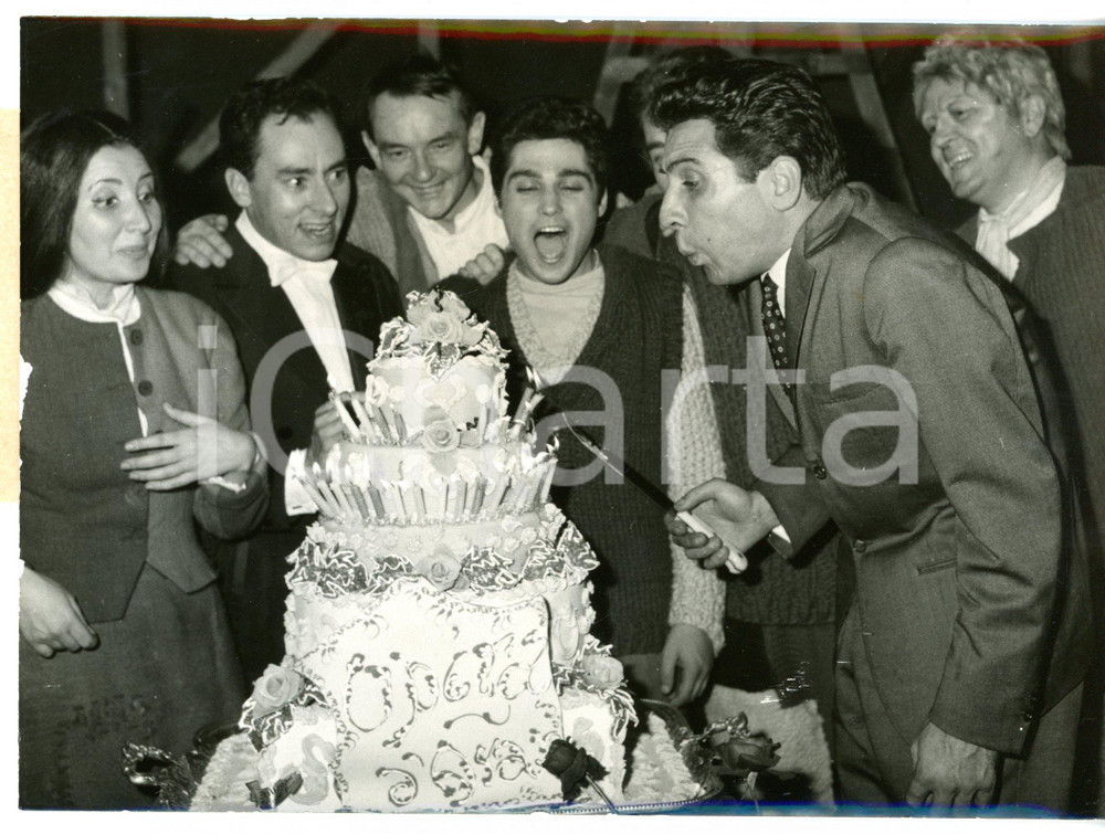 1962 PARIS Gilbert BECAUD spegne le candeline sulla torta di compleanno *Foto