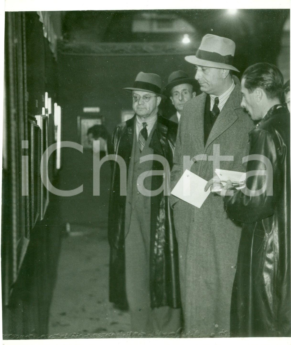 Fotografia d epoca originale 1937 MILANO Rino PARENTI visita la mostra d arte del DOPOLAVORO Loggia Mercanti 1