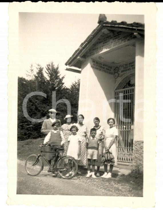 Fotografia d epoca originale 1950 ca VAL PARRINA BG Famiglia in gita alla cappelletta Foto VINTAGE 9x6 cm 1