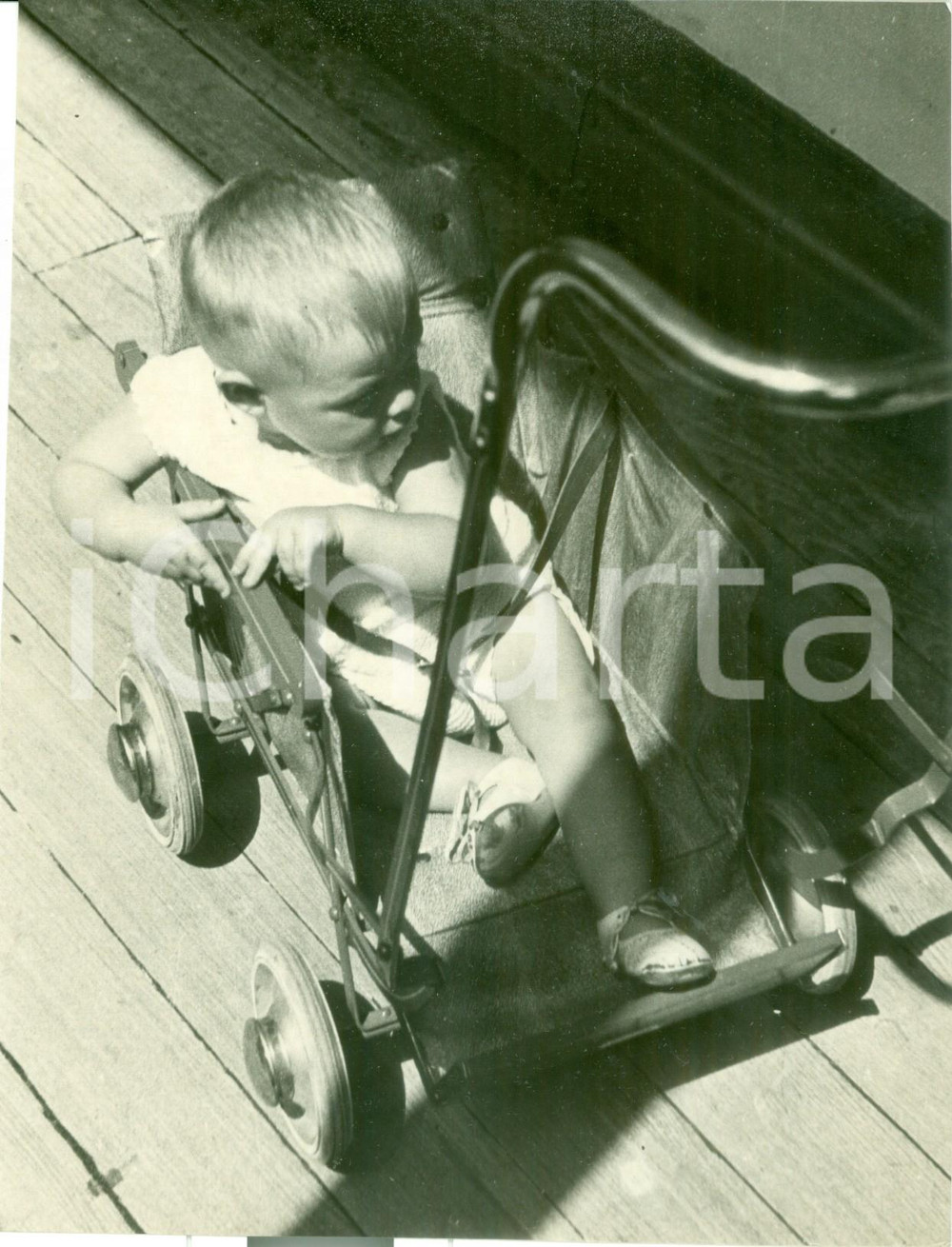 Fotografia d epoca originale 1935 ca GENOVA Bambino in passeggino su ponte di una SocietÃ  Navigazione ITALIA 1