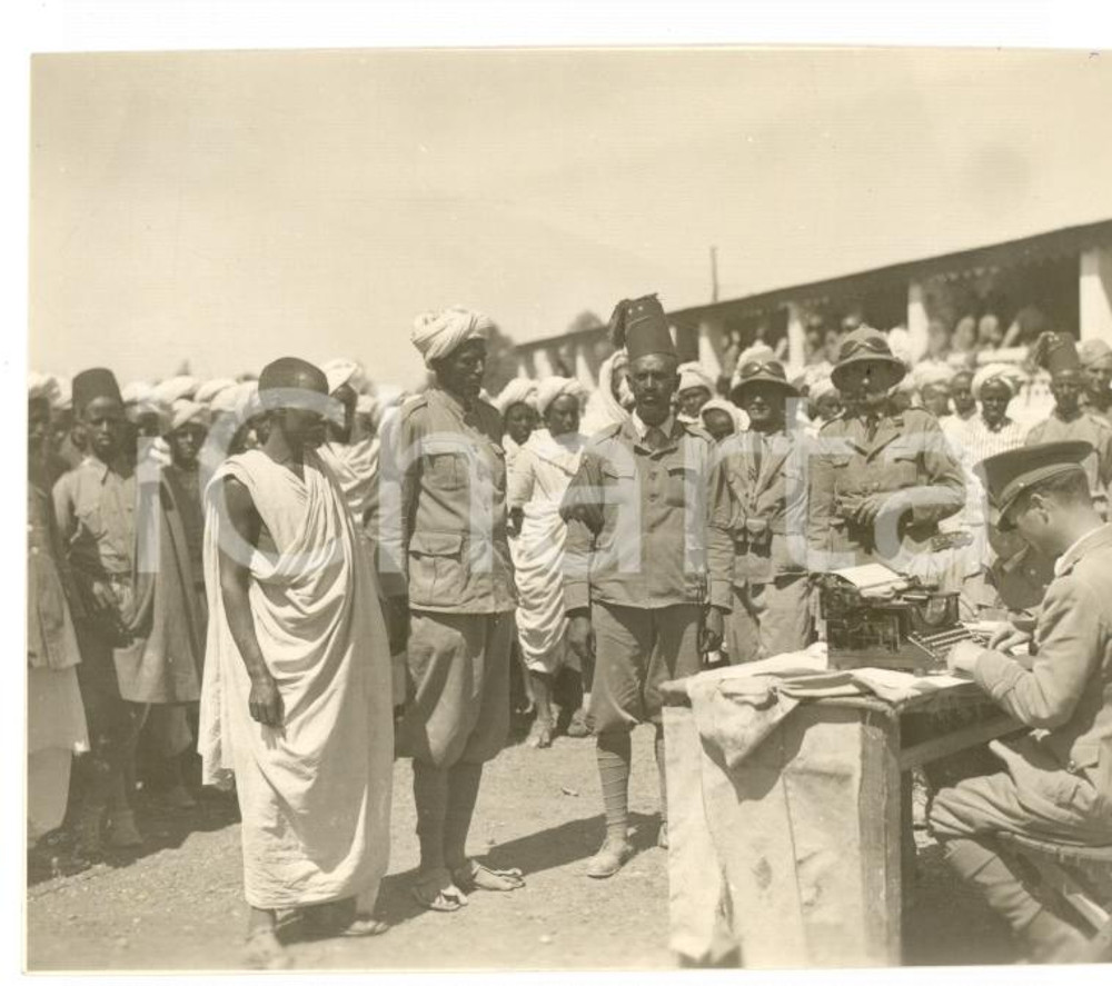 Fotografia d epoca originale 1935 AOI ADIGRAT ETIOPIA Indigeni ricevono viveri al Comando Foto 10 x 7 1