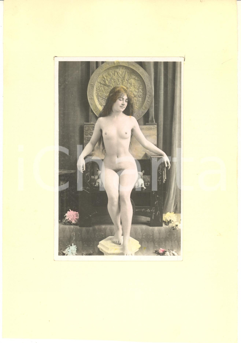 1910 ca VINTAGE EROTIC Nude woman long haired on a throne - Real photo RPPC Fotografia seriale d'epoca, montata su cartoncino morbido.Lieve colorazione.FORMATO: 16x25 cm (cartoncino); 9x14 cm (fotografia)CONDIZIONI: G    originale e autentica 1
