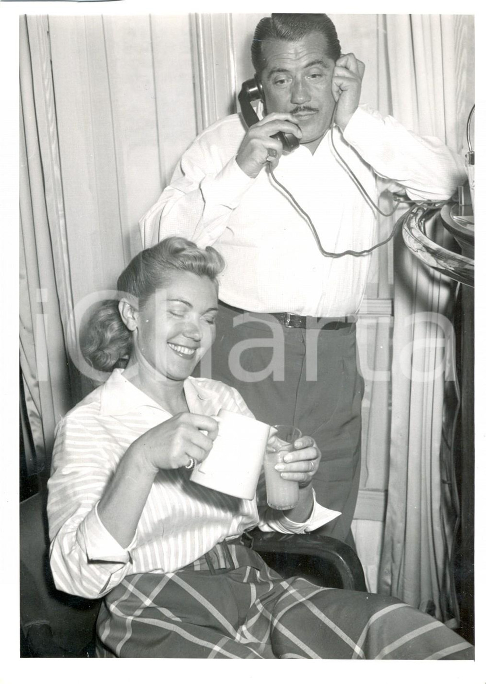 Fotografia d epoca originale 1955 PARIS Henri VILBERT al telefono in compagnia della moglie Foto 1
