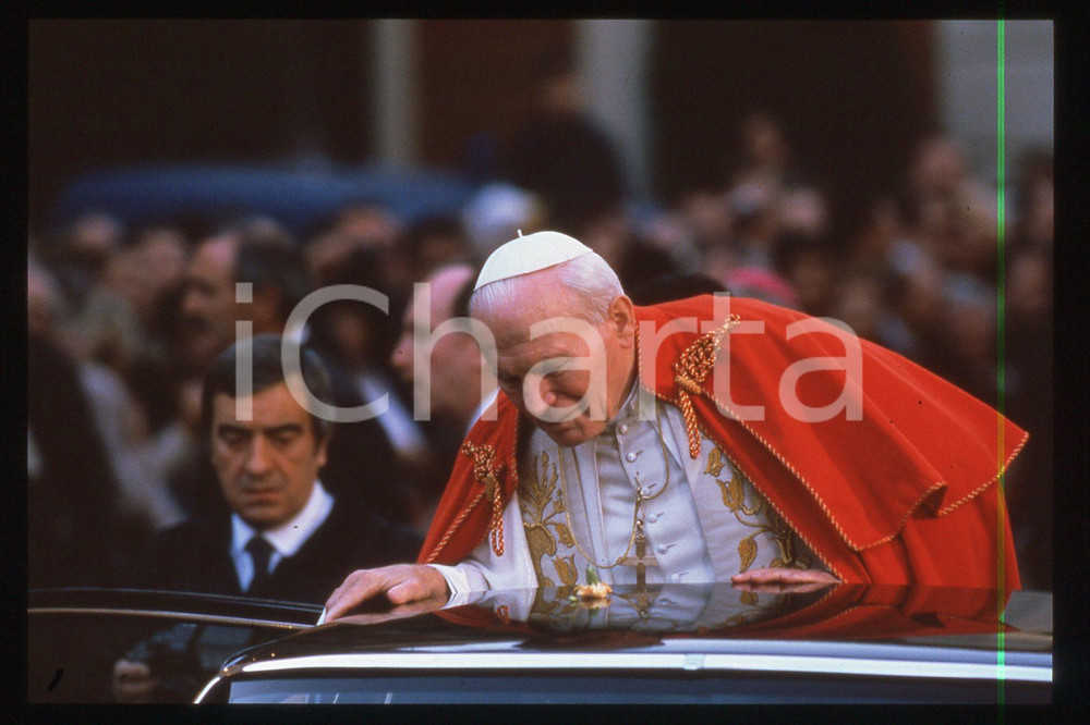 35mm vintage slide*1994 Italy Rome GIOVANNI PAOLO II, THE IMMACULATE CONCEPTION  Diapositiva d'epoca, in formato 35 mm.CONDIZIONI: GOODE' severamente vietata la riproduzione. Tutti i diritti sono riservati.Nella diapositiva ICharta mette in vendita, sul negozio eBay e in esclusiva sul sito "icharta" il proprio archivio composto da numerose diapositive e negativi fotografici d'epoca, tutti originali e autentici, che attraversano la storia del costume italiano tra gli la fine degli anni Sessanta e Novanta.Si tratta di uno sguardo inedito sull'attualit&agrave;, la politica, la vita quotidiana, il gossip e la cultura, che fotografa il cambiamento della nazione in quest'ultimo scorcio del XX secolo. Un'occasione unica per il mercato del collezionismo, che vede finalmente disponibile un archivio eccezionale per vastit&agrave;, tematiche e condizioni, in un settore (il negativo fotografico e la diapositiva) di assoluta novit&agrave; e dalle interessanti prospettive di investimento.  FAIR/discreto   originale e autentica 1