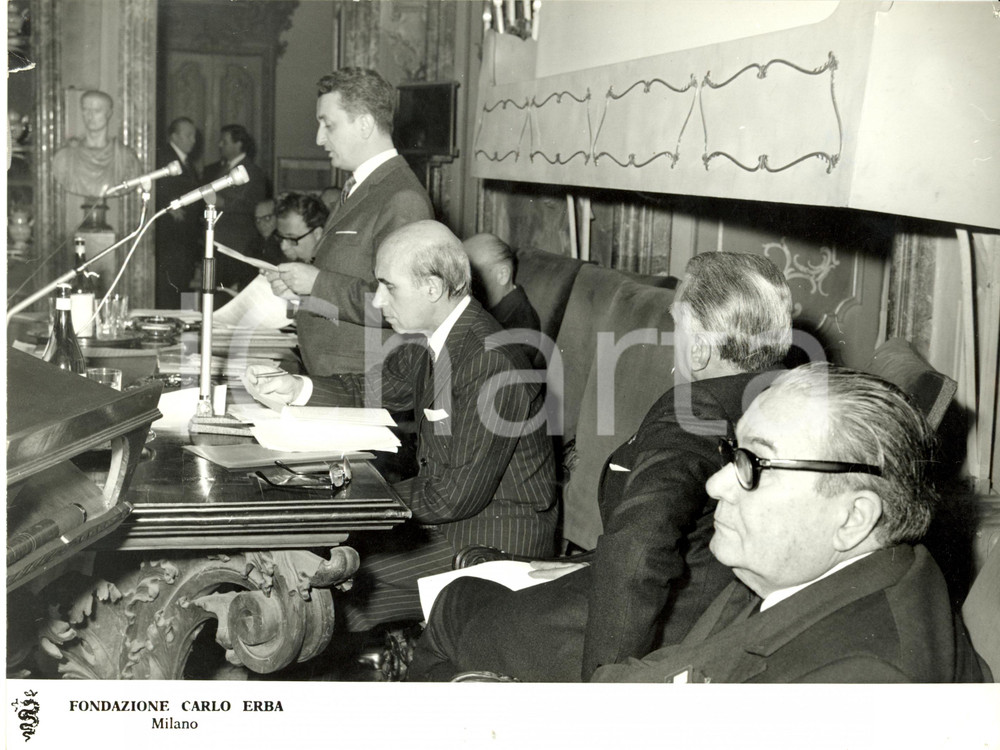 Fotografia d epoca originale 1969 MILANO Fondazione CARLO ERBA Convegno INISM Discorso di un relatore Foto 1