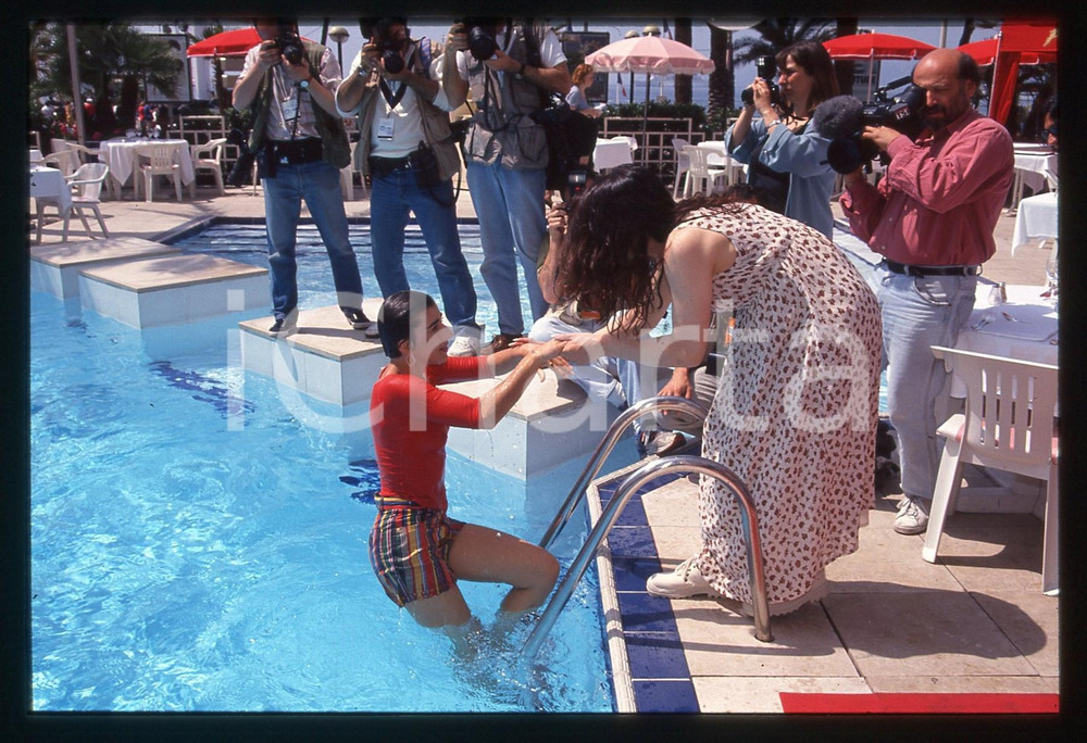35mm vintage slide* 1994 FESTIVAL CANNES Lucia SARDO bagno in piscina vestita 4