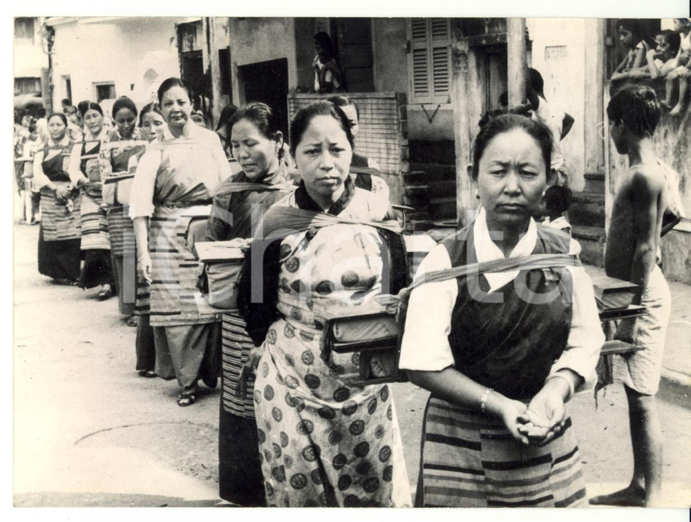 Fotografia d epoca originale 1969 CALCUTTA INDIA Donne in abiti tradizionali durante la Marcia della Pace 1