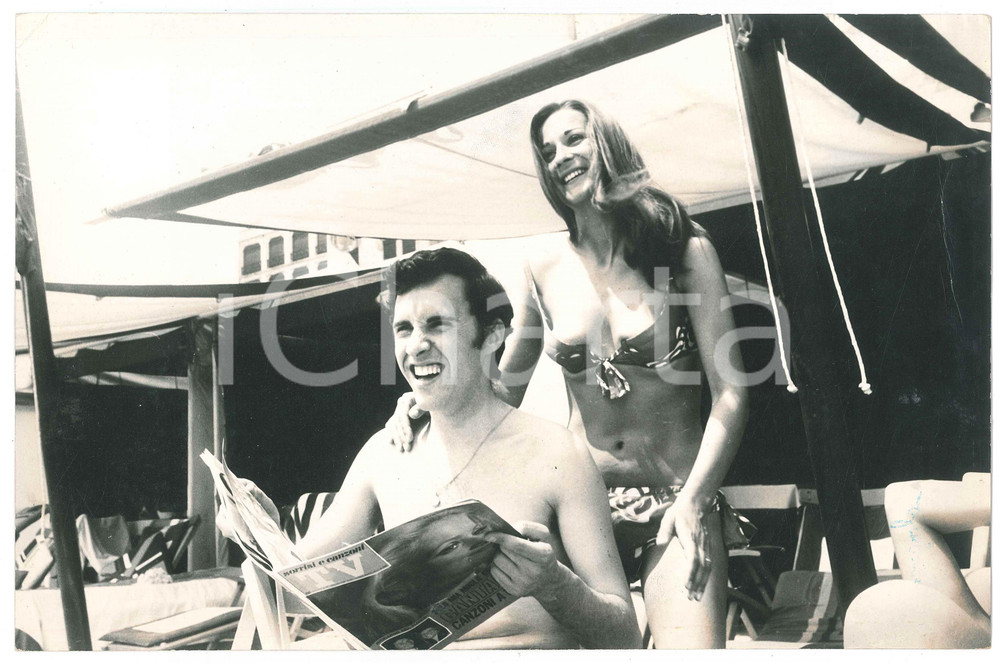 Fotografia d epoca originale 1970 ca COSTUME ITALIA Riccardo DEL TURCO al mare con la moglie  Foto 1
