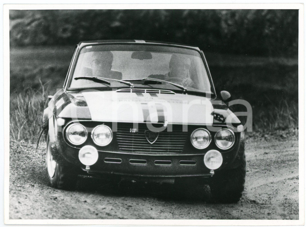 Fotografia d epoca originale 1965 ca RALLY Lancia Fulvia coupé durante una gara automobilistica Foto 1
