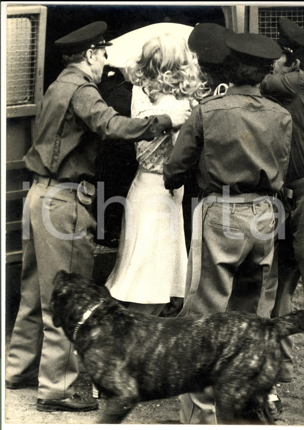 Fotografia d epoca originale 1960 ca MILANO ? Poliziotti arrestano una giovane manifestante Fotografia 1
