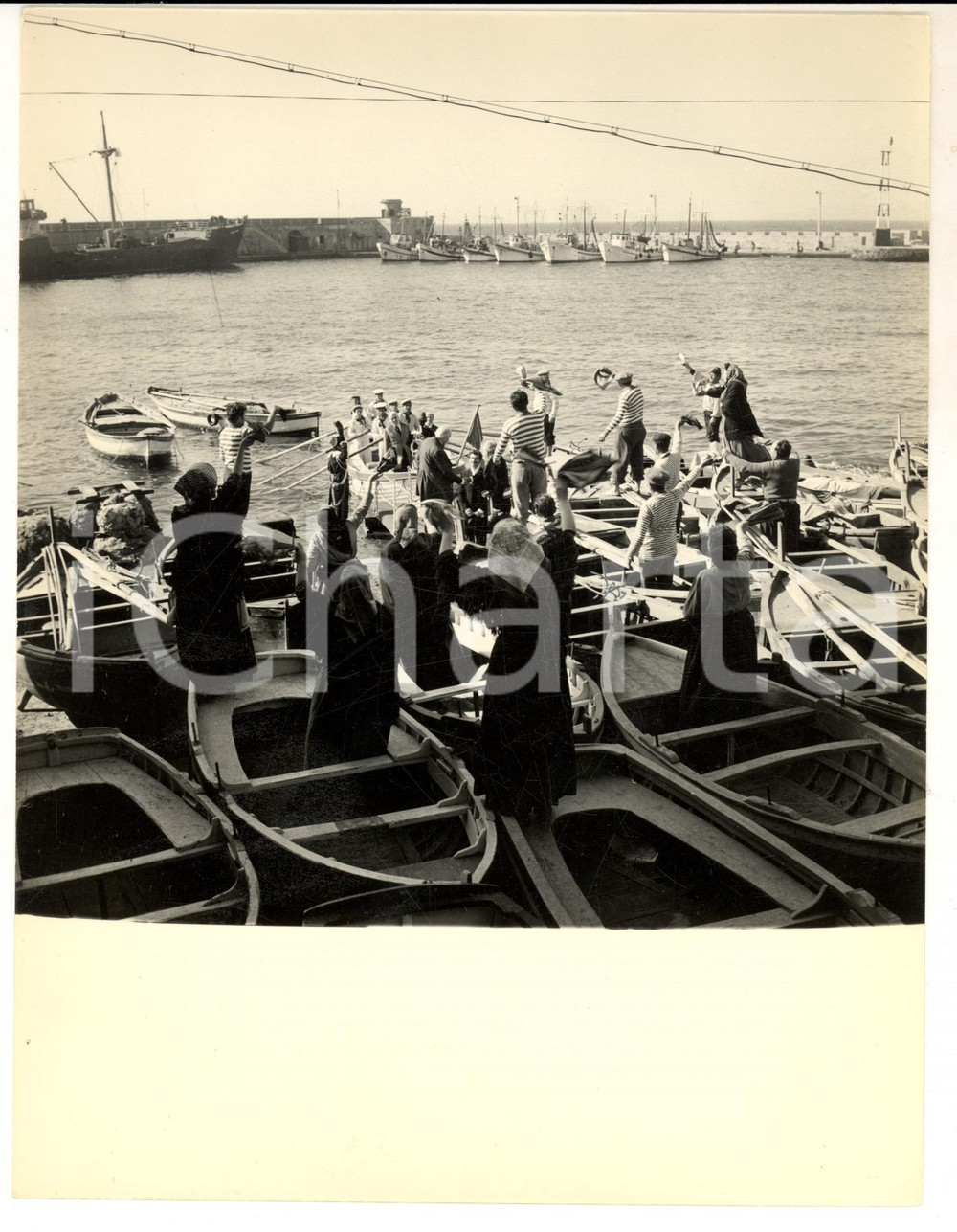 Fotografia d epoca originale 1967 SICILIA ? Accoglienza tradizionale in un porto Foto ARTISTICA 19x24 cm 1