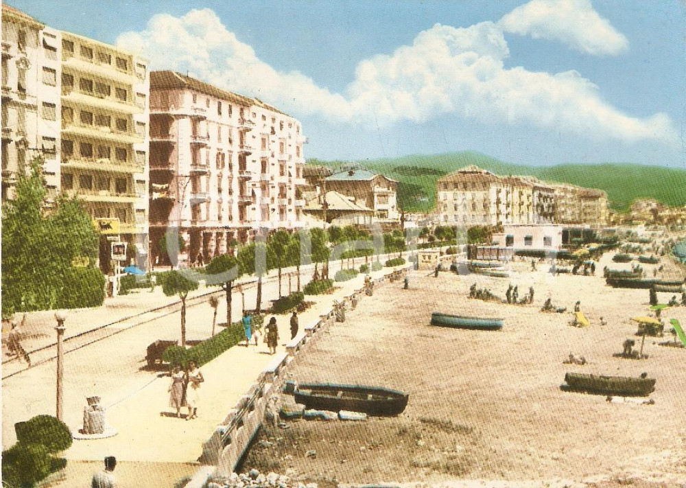 Cartolina originale da collezione 1955 ca VADO LIGURE SV Barche sulla spiaggia e lungomare Cartolina FG VG 1