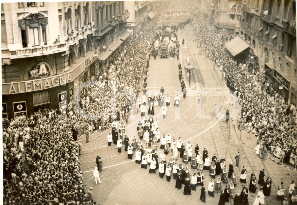 Fotografia d epoca originale 1954 MILANO Via OREFICI  Funerale del cardinale Ildefonso SCHUSTER Foto 18x13 1