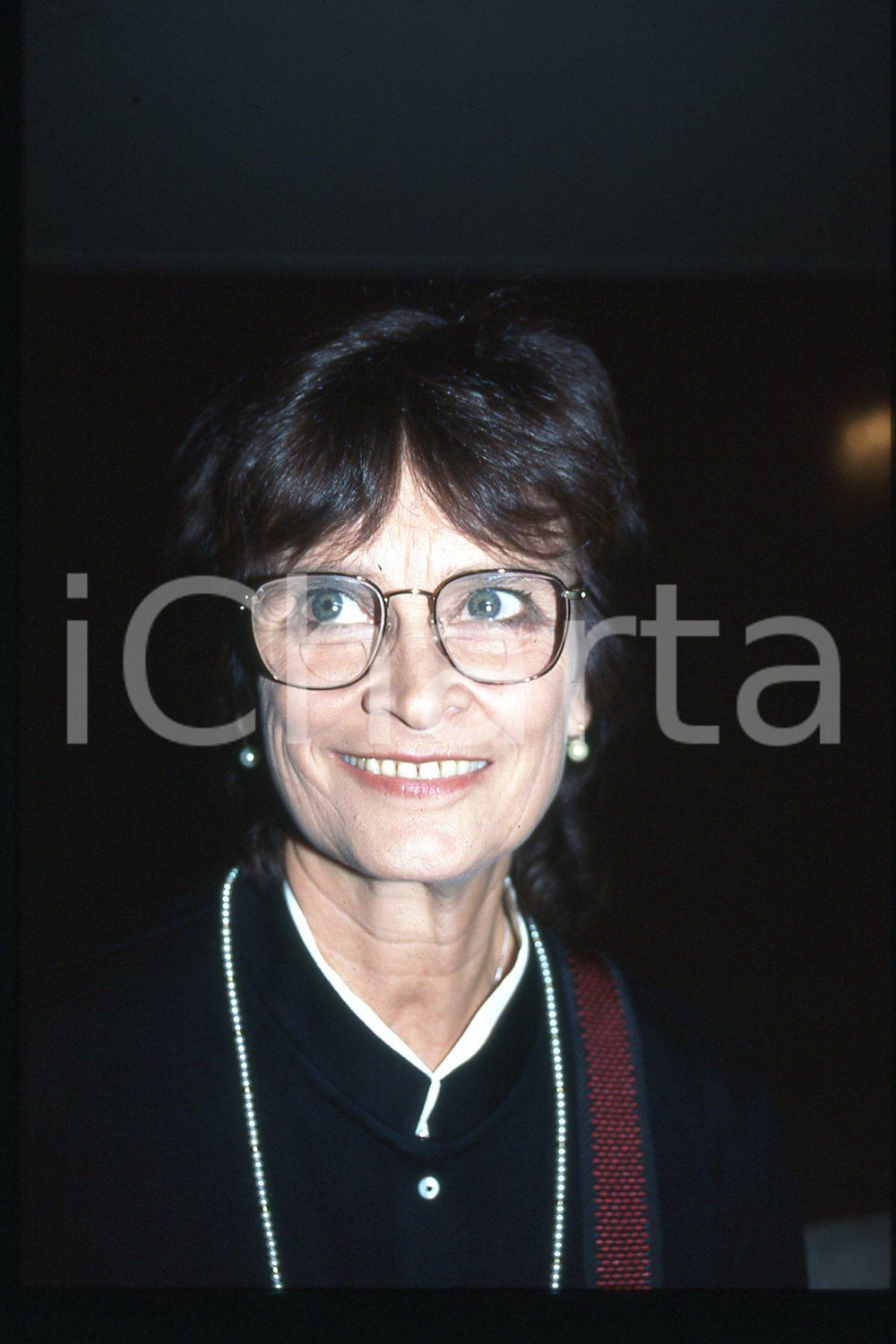 35mm vintage slide* 1994 ITALIA Premio Eleonora Duse - Anna Maria GUARNIERI (44)  Diapositiva d'epoca, in formato 35 mm.CONDIZIONI: GOODE' severamente vietata la riproduzione. Tutti i diritti sono riservati.Nella diapositiva ICharta mette in vendita, sul negozio eBay e in esclusiva sul sito "icharta" il proprio archivio composto da numerose diapositive e negativi fotografici d'epoca, tutti originali e autentici, che attraversano la storia del costume italiano tra gli la fine degli anni Sessanta e Novanta.Si tratta di uno sguardo inedito sull'attualit&agrave;, la politica, la vita quotidiana, il gossip e la cultura, che fotografa il cambiamento della nazione in quest'ultimo scorcio del XX secolo. Un'occasione unica per il mercato del collezionismo, che vede finalmente disponibile un archivio eccezionale per vastit&agrave;, tematiche e condizioni, in un settore (il negativo fotografico e la diapositiva) di assoluta novit&agrave; e dalle interessanti prospettive di investimento.  FAIR/discreto   originale e autentica 1