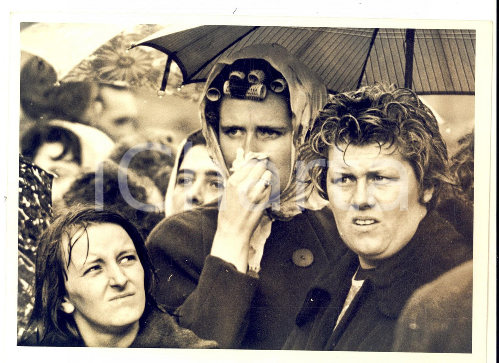 Fotografia d epoca originale 1965 TONYPANDY WALES Wives waiting for news of the miners after the explosion 1