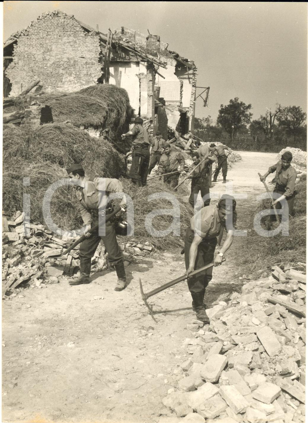 1957 ROBECCO PAVESE Vigili del Fuoco al lavoro dopo il tornado *Foto 13x18 cm