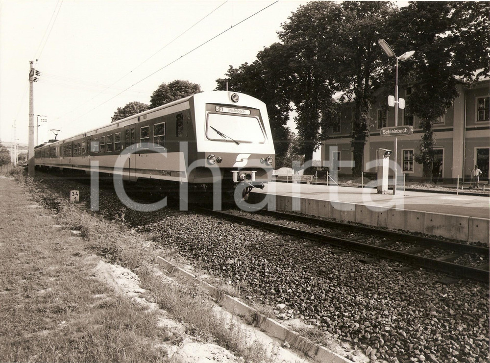 Fotografia d epoca originale 1975 ca ULRICHSKIRCHEN  SCHLEINBACH AUSTRIA Treno fermo in stazione Foto 1