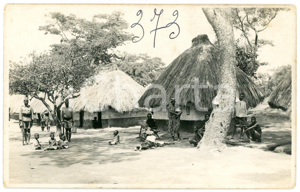 1930 ca CONGO BELGE - KATANGA - Village indigène *Photo L. GABRIEL 373 Fotografia originale d'epoca, in formato cartolina postale.FOTOGRAFO: L&eacute;opold Gabriel - Panda - Katanga  GOOD/buono fioriture al verso Formato: 14x9 cm originale e autentica 1