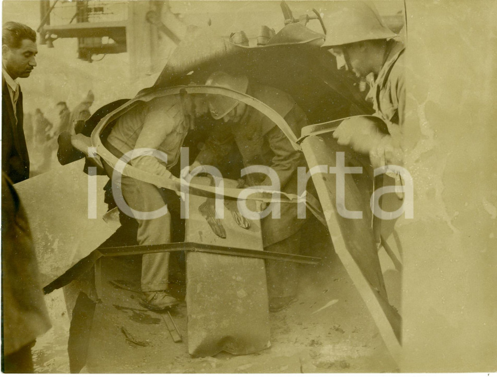 Fotografia d epoca originale 1955 ca MILANO Vigili del fuoco su luogo tragedia VIA MARCHETTI Fotografia 1