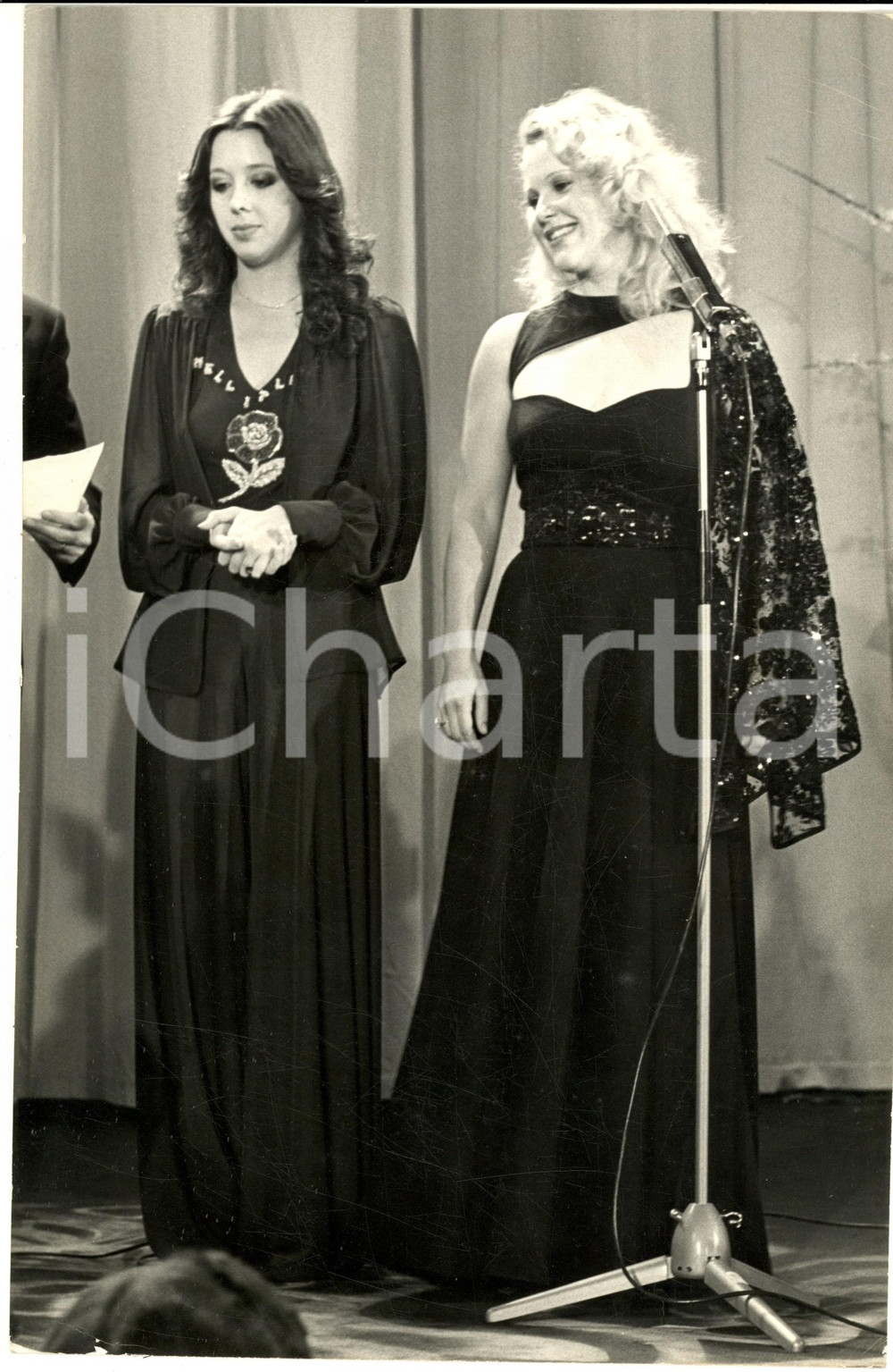 1975 FESTIVAL DI SANREMO La vincitrice GILDA con Sabina CIUFFINI *Foto 20x30 cm