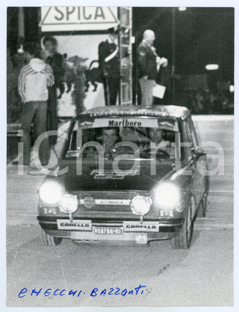 Fotografia d epoca originale 1975 ca RALLY Piloti CHECCHI  BAZZONTI a bordo dell auto Foto 1