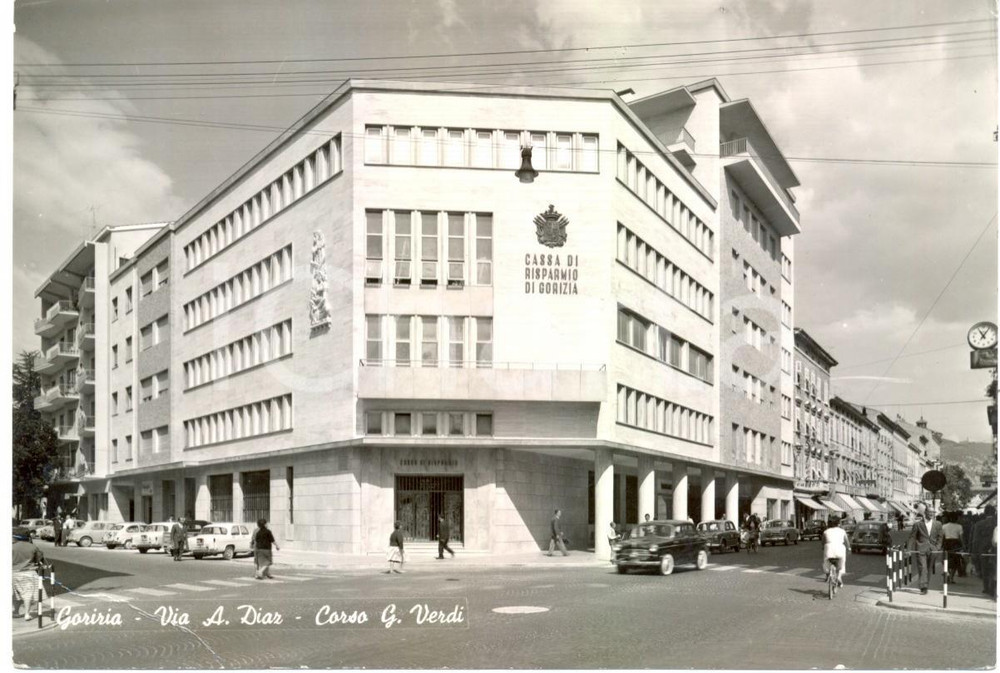 Cartolina originale da collezione 1962 GORIZIA CASSA DI RISPARMIO angolo tra via DIAZ e corso VERDI ANIMATA FG VG 1