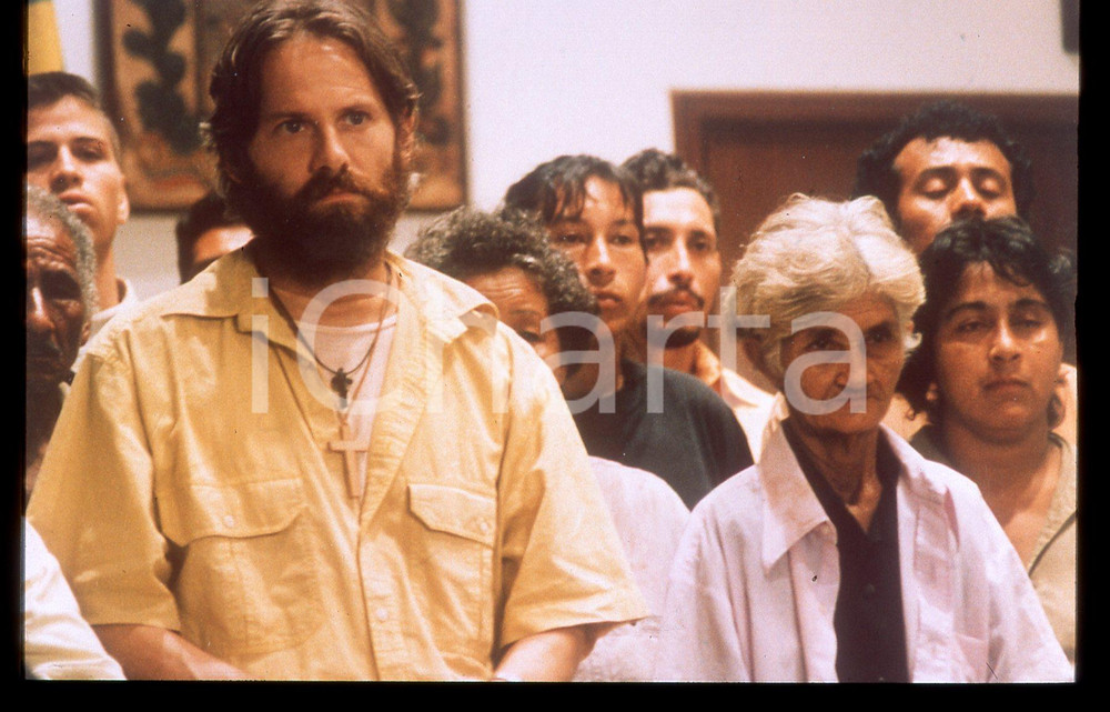 35mm vintage slide*1998 LA CASA BRUCIATA Giulio SCARPATI Scena fiction 2  Diapositiva d'epoca, in formato 35 mm.  CONDIZIONI: GOODE' severamente vietata la riproduzione. Tutti i diritti sono riservati. ICharta mette in vendita, sul negozio eBay e in esclusiva sul sito "icharta" il proprio archivio composto da numerose diapositive e negativi fotografici d'epoca, tutti originali e autentici, che attraversano la storia del costume italiano tra gli la fine degli anni Sessanta e Novanta.Si tratta di uno sguardo inedito sull'attualit&agrave;, la politica, la vita quotidiana, il gossip e la cultura, che fotografa il cambiamento della nazione in quest'ultimo scorcio del XX secolo. Un'occasione unica per il mercato del collezionismo, che vede finalmente disponibile un archivio eccezionale per vastit&agrave;, tematiche e condizioni, in un settore (il negativo fotografico e la diapositiva) di assoluta novit&agrave; e dalle interessanti prospettive di investimento.     originale e autentica 1