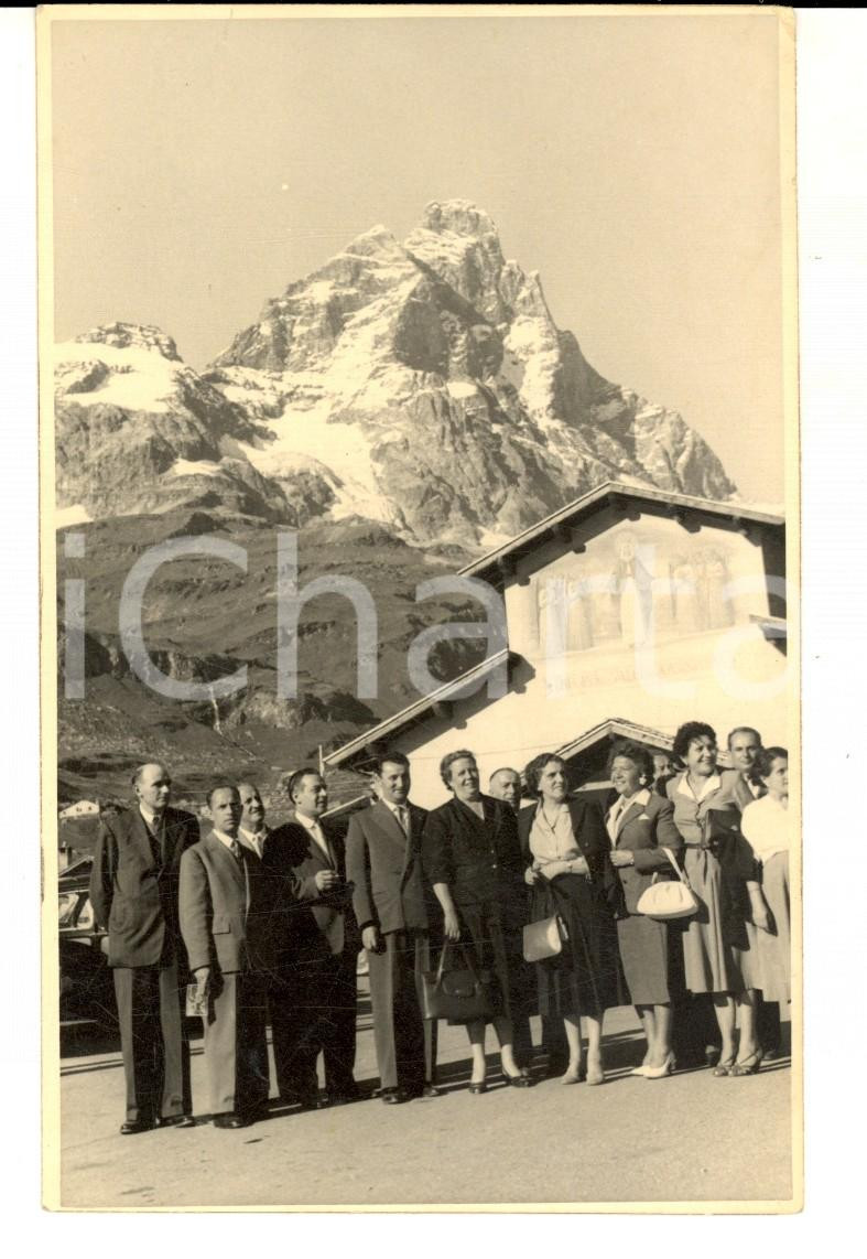 Fotografia d epoca originale 1956 CERVINIA AO Gruppo di escursionisti davanti alla chiesa Foto cartolina 1
