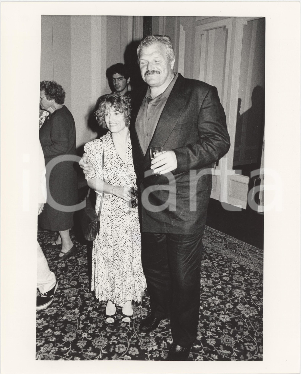 Fotografia d epoca originale 1987 MILANO ? Brian DENNEHY con la moglie Juliet  Foto 20x25 cm 1
