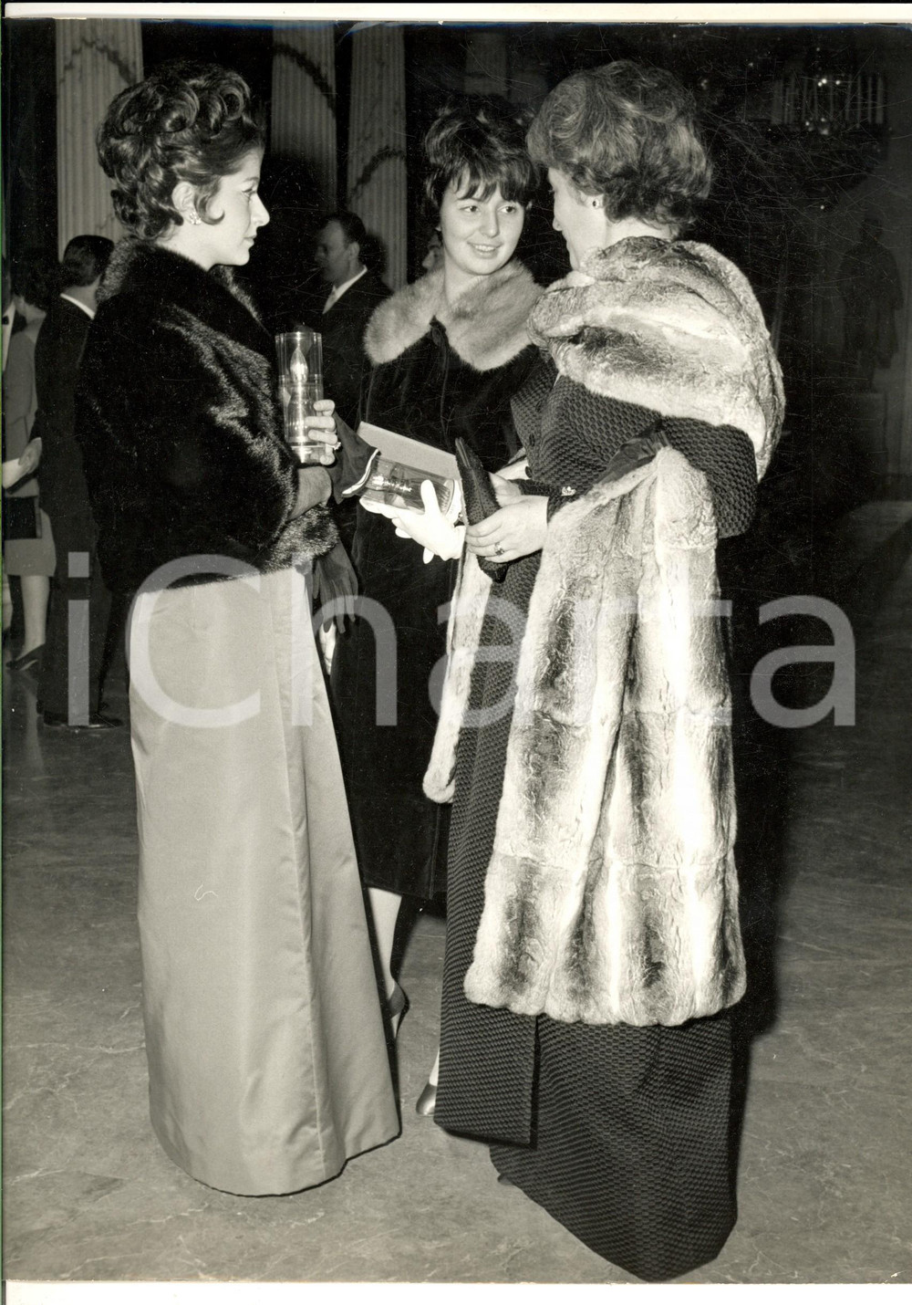 Fotografia d epoca originale 1965 MILANO TEATRO ALLA SCALA Spettatrici nel foyer alla prima Fotografia 1