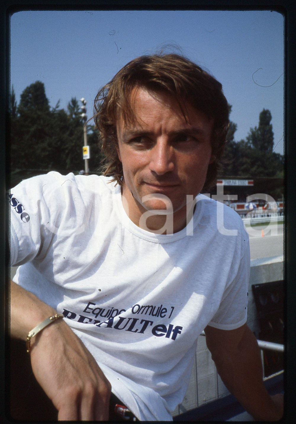 35mm vintage slide* 1982 GP MONZA RenÃ© ARNOUX scuderia RENAULT ELF - Ritratto 5   Diapositiva d'epoca, in formato 35 mm.CONDIZIONI: GOODTutti i diritti riservatiE' severamente vietata la riproduzione. ICharta mette in vendita, sul negozio eBay e in esclusiva sul sito "icharta" il proprio archivio composto da numerose diapositive e negativi fotografici d'epoca, tutti originali e autentici, che attraversano la storia del costume italiano tra gli la fine degli anni Sessanta e Novanta.Si tratta di uno sguardo inedito sull'attualit&agrave;, la politica, la vita quotidiana, il gossip e la cultura, che fotografa il cambiamento della nazione in quest'ultimo scorcio del XX secolo. Un'occasione unica per il mercato del collezionismo, che vede finalmente disponibile un archivio eccezionale per vastit&agrave;, tematiche e condizioni, in un settore (il negativo fotografico e la diapositiva) di assoluta novit&agrave; e dalle interessanti prospettive di investimento.  originale e autentica 1