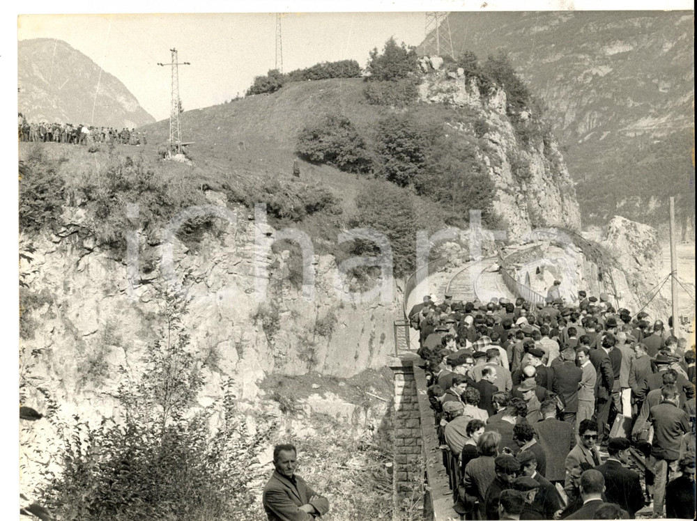 Fotografia d epoca originale 1963 TRAGEDIA DEL VAJONT Folla sulla ferrovia distrutta Foto 24x18 cm 1