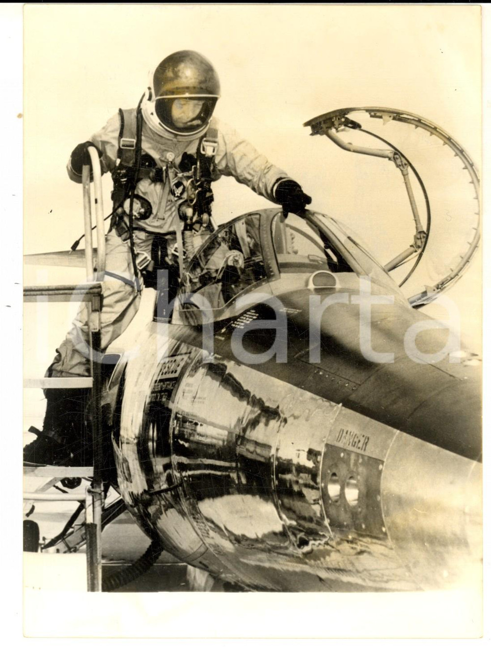 1964 US AIR FORCE Maggiore Robert W. SMITH esce dal suo LOCKHEED NF 104 *Foto