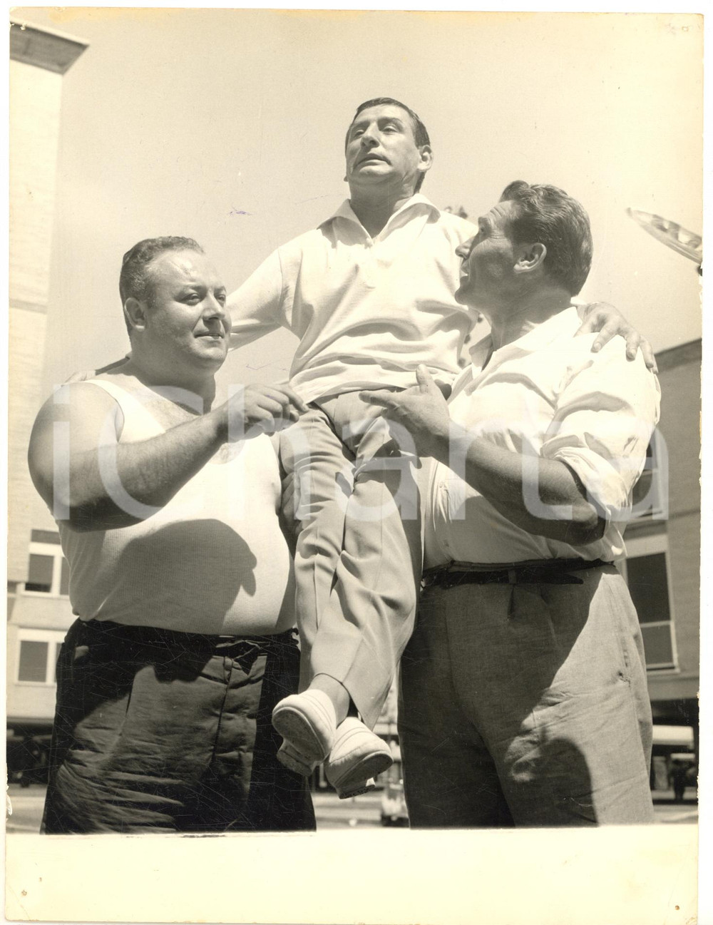 1960 ROMA Villaggio Olimpico - Renato RASCEL Alberto PIGAIANI Adolfo CONSOLINI  Fotografia d'epoca, con didascalia coeva al verso.  CONDIZIONI: FAIR (piegature angolari con piccoli fori)FORMATO: 18x24 cm     originale e autentica 1