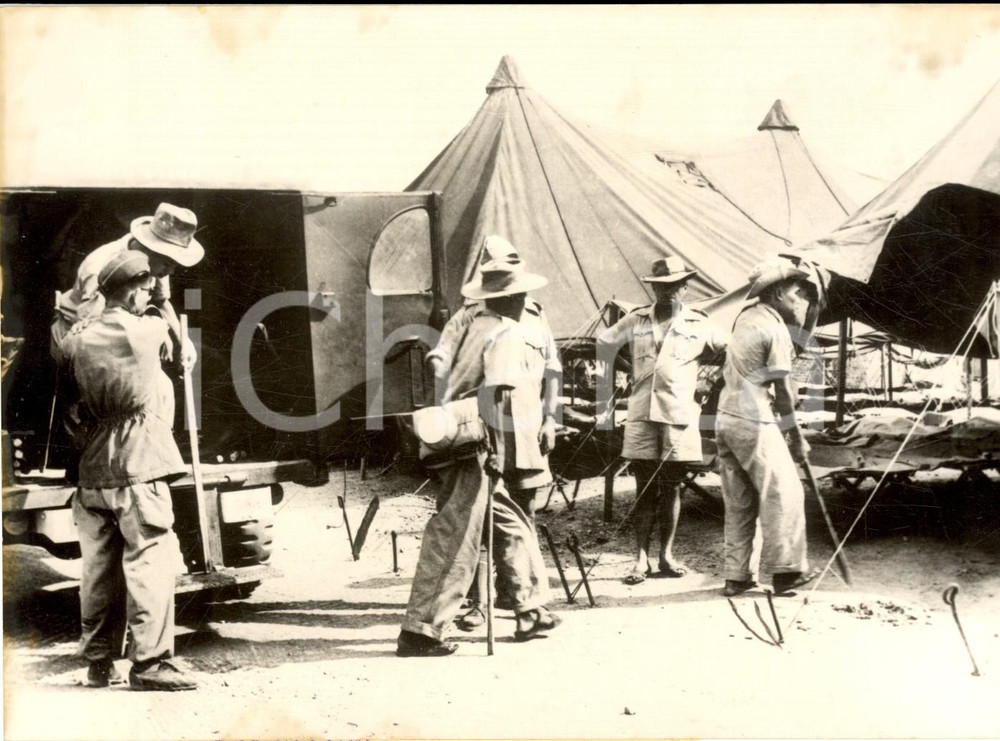 1954 GUERRA DEL VIETNAM - HANOI - Liberazione di feriti Viet Minh *Foto Fotografia d'epoca, con didascalia coeva al verso. CONDIZIONI: FAIR (aloni al margine superiore)FORMATO: 18x13 cm    originale e autentica 1
